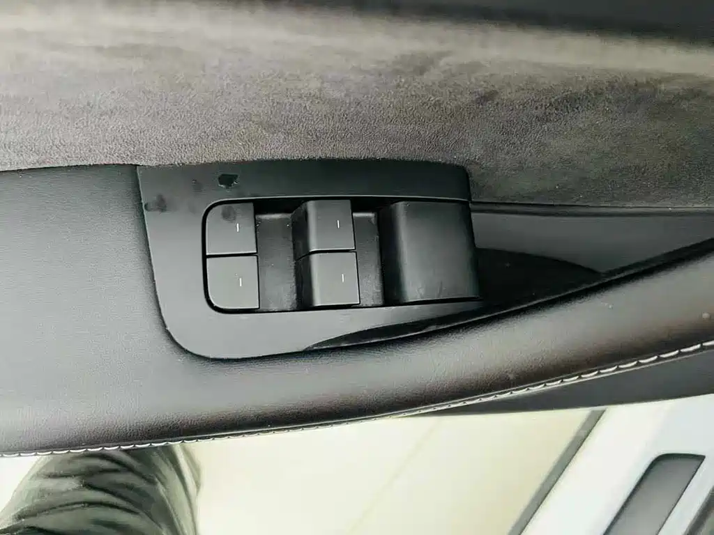 Tesla Model Y — миниатюра 10
