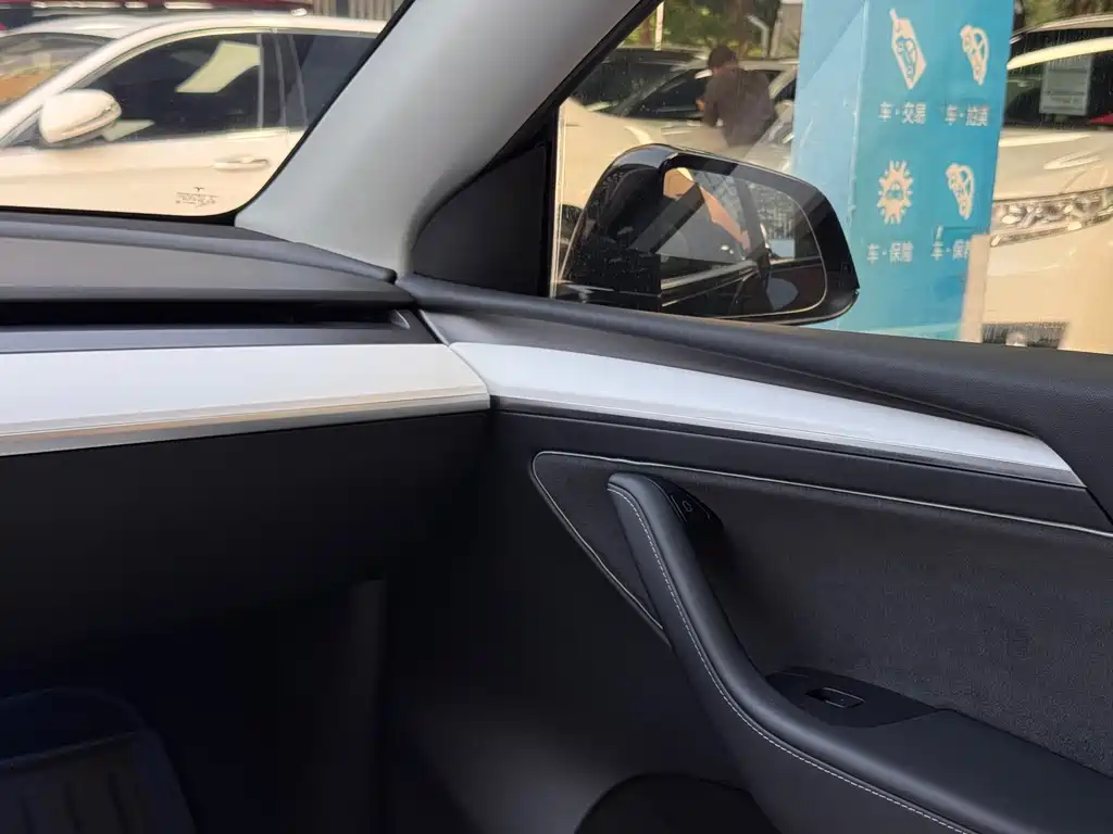 Tesla Model Y — миниатюра 11