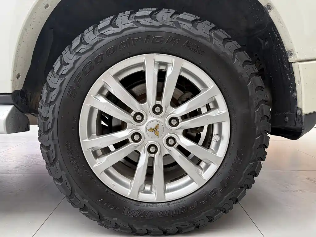 Mitsubishi Pajero (Import) — миниатюра 12
