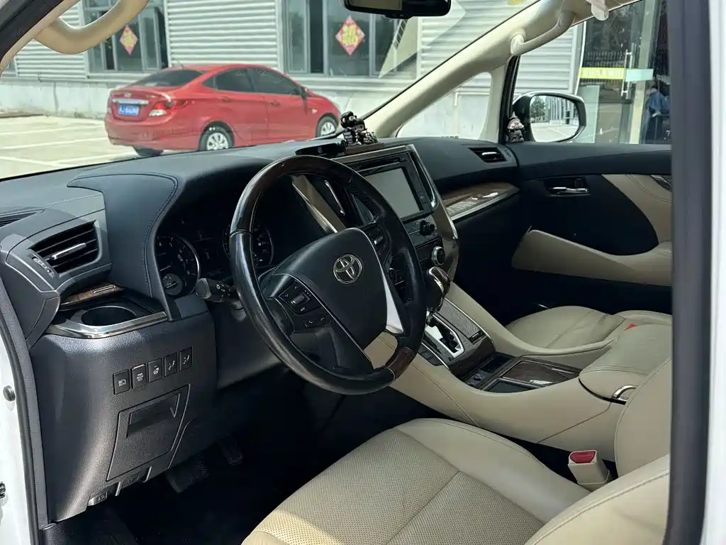 Toyota Alphard — миниатюра 4