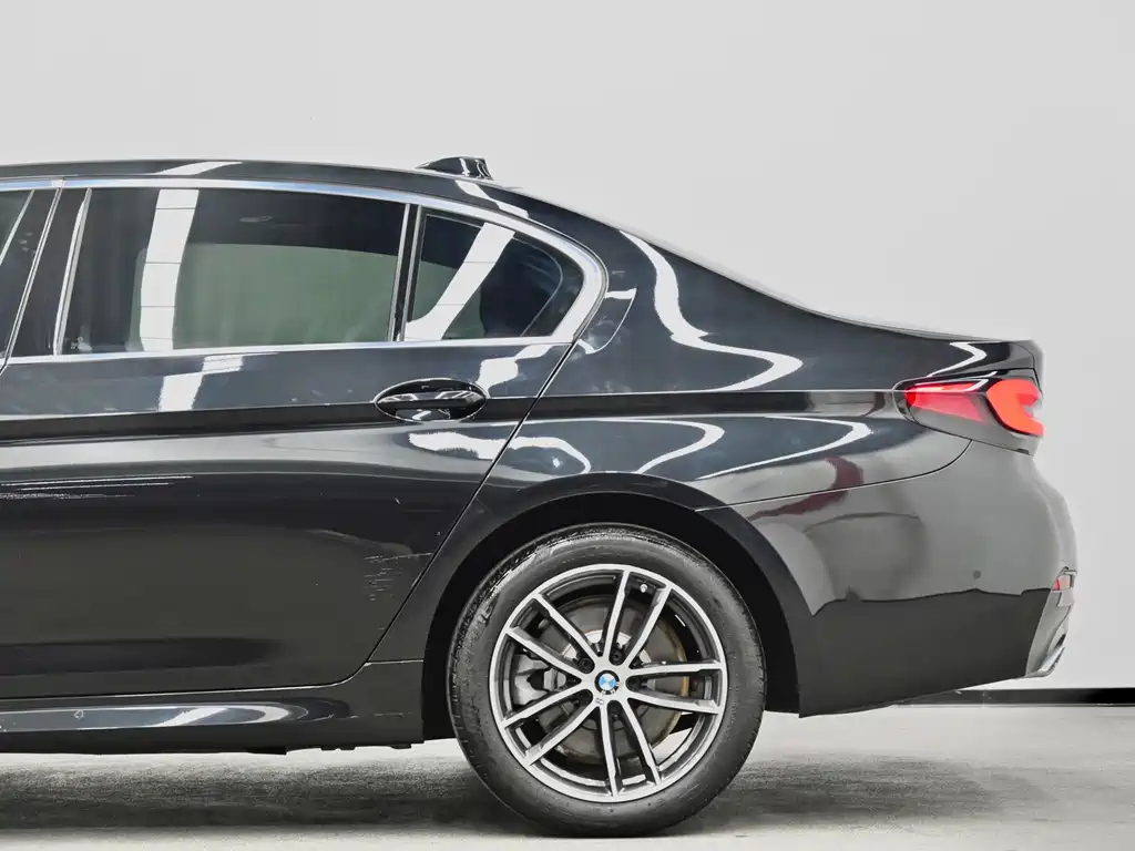 BMW 5 Series — миниатюра 22