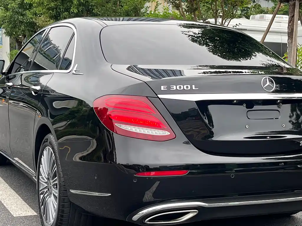 Mercedes-Benz E-Class — миниатюра 9
