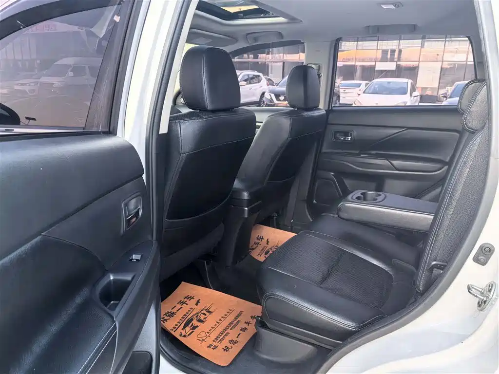 MITSUBISHI OUTLANDER