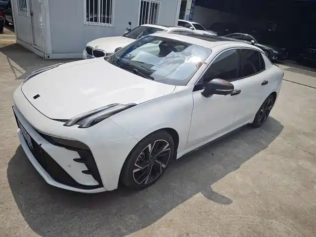 Lynk & Co 03