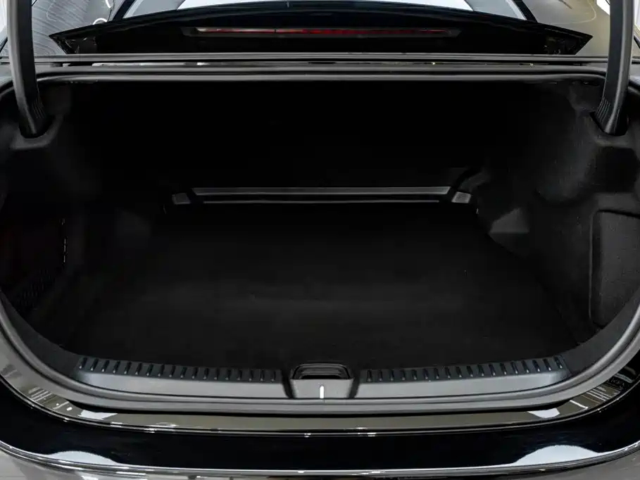 Mercedes-Benz E-Class — миниатюра 10