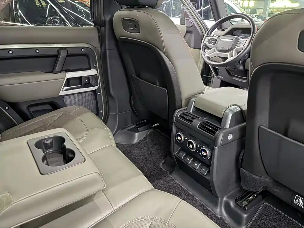 Land Rover Defender — миниатюра 10