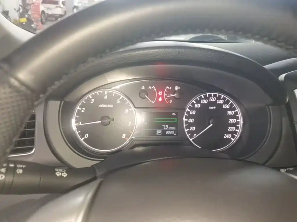 Nissan Tiida — миниатюра 12