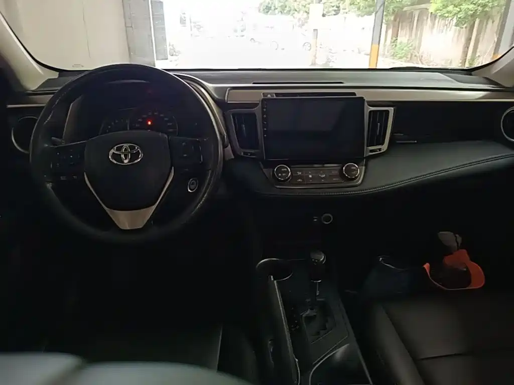 Toyota RAV4 — миниатюра 10