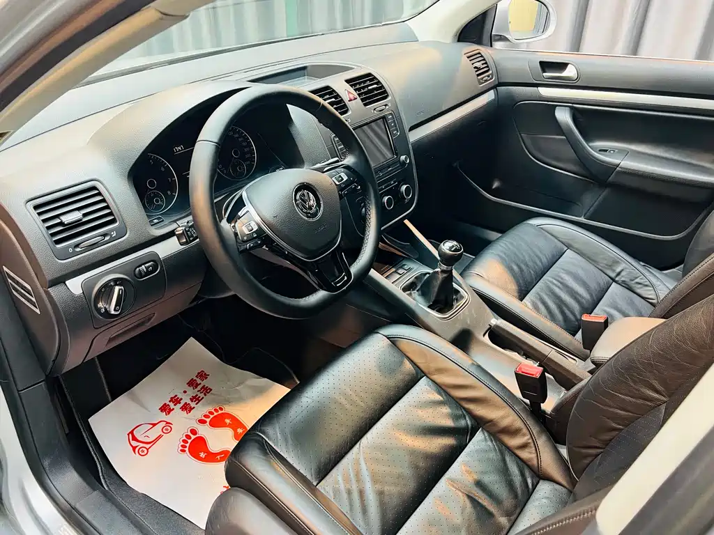 Volkswagen Sagitar 2011 1.6L MT