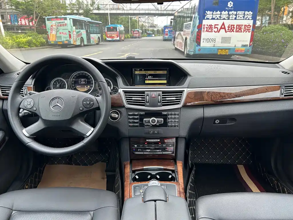 Mercedes-Benz E-Class — миниатюра 11