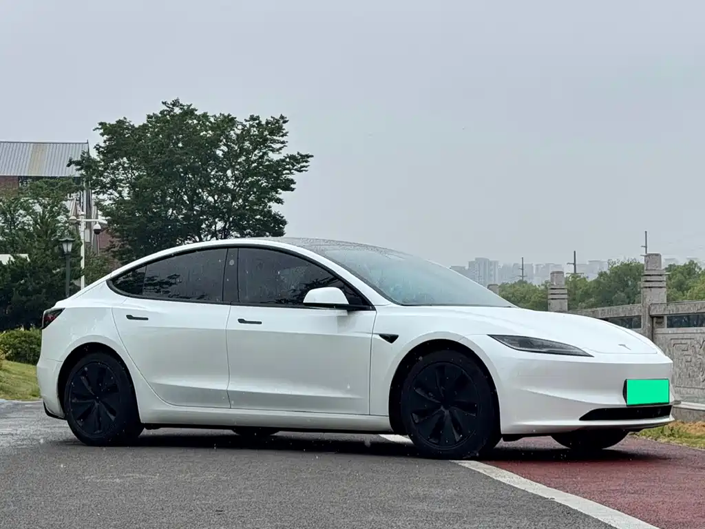 Tesla Model 3 2025