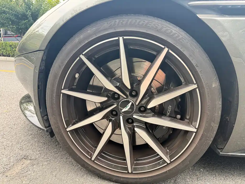 Aston Martin DB11 — миниатюра 17
