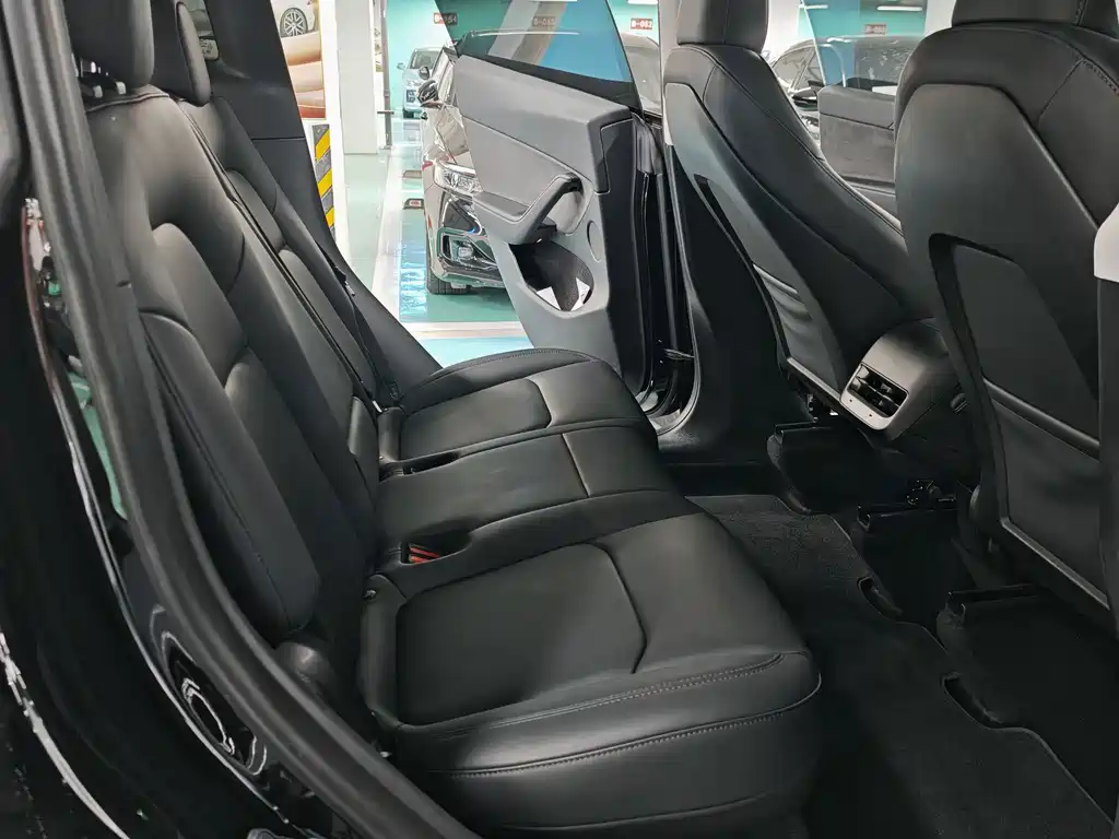 Tesla Model Y — миниатюра 6