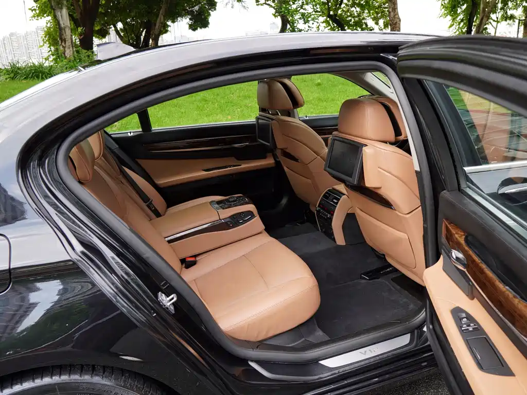 BMW 7 Series — миниатюра 15