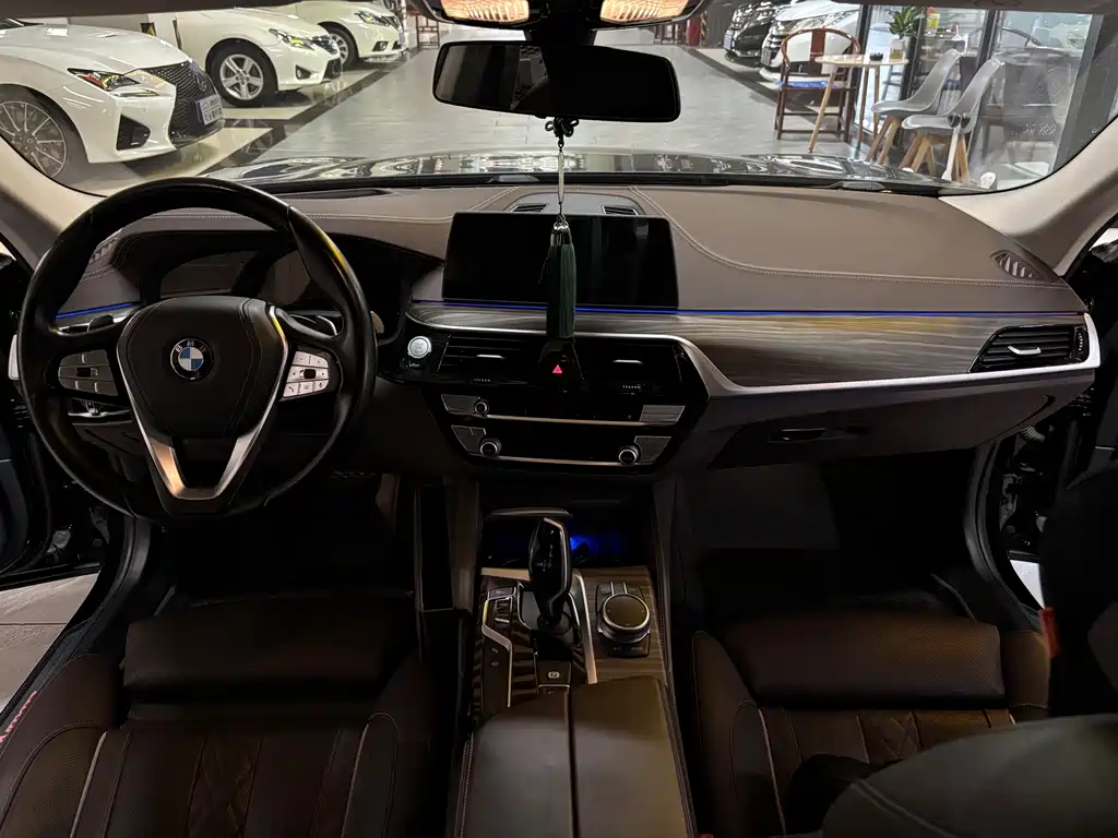 BMW 5 Series — миниатюра 3