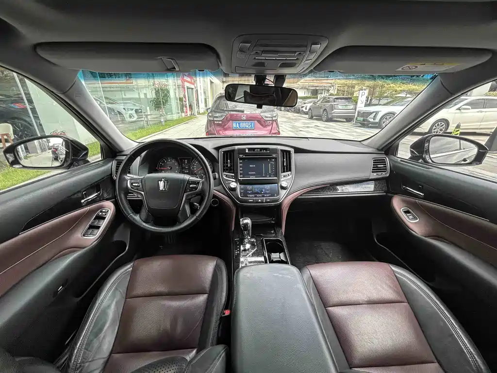 Toyota Crown — миниатюра 9
