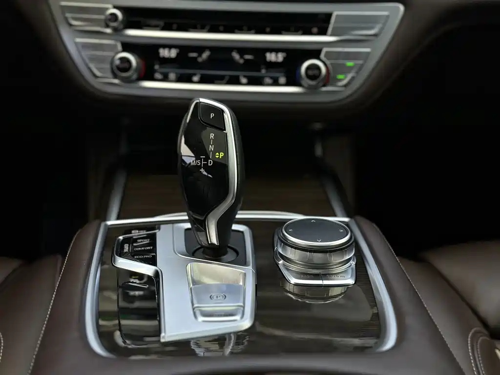 BMW 7 Series — миниатюра 5