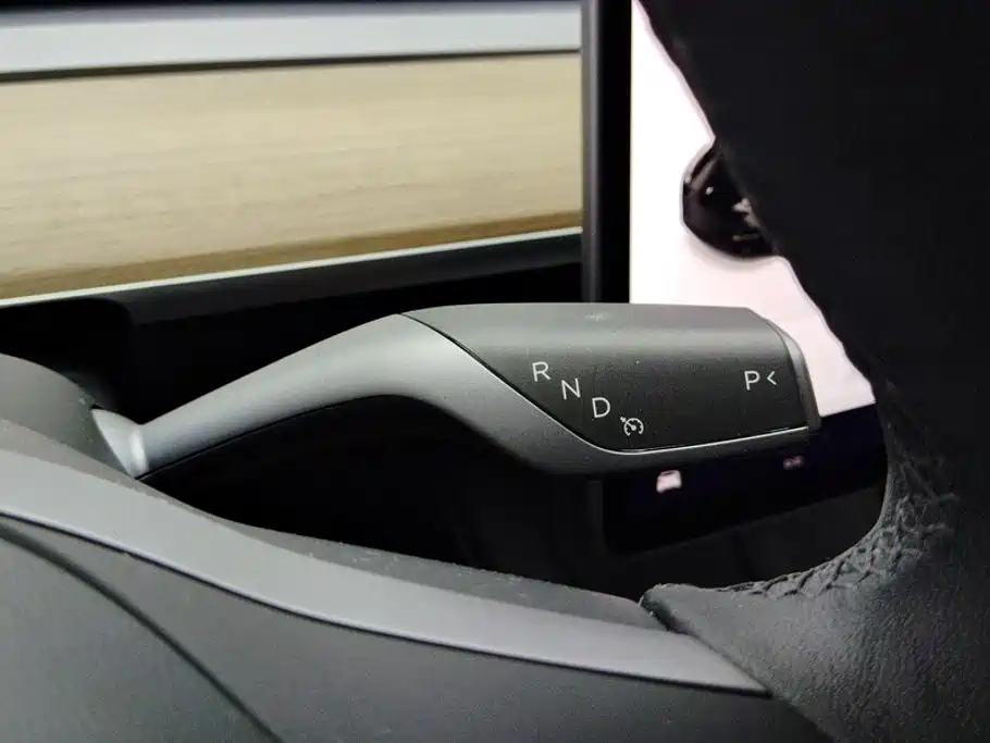 Tesla Model Y — миниатюра 16