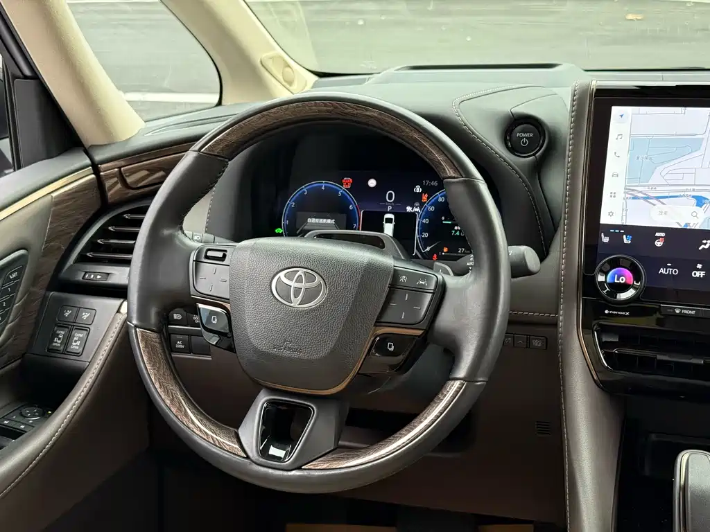 Toyota Alphard — миниатюра 6