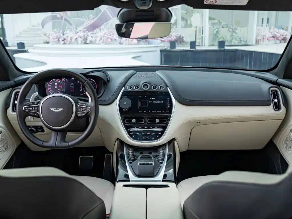 Aston Martin DBX — миниатюра 10
