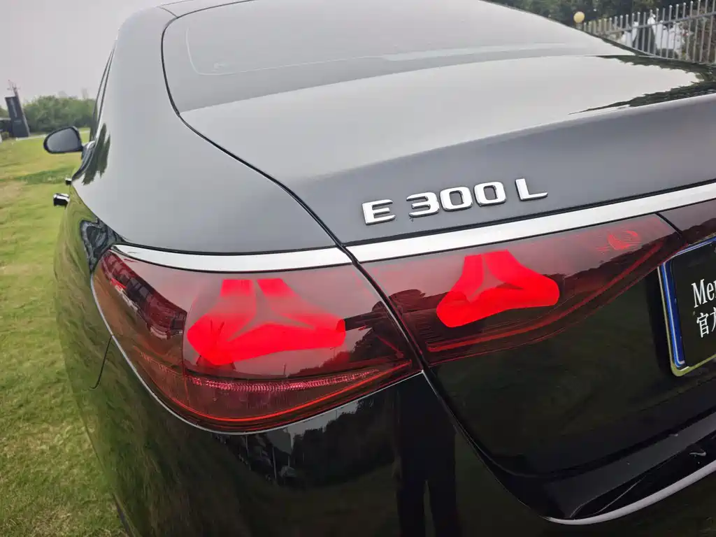 Mercedes-Benz E-Class — миниатюра 10
