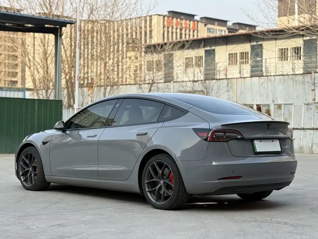 TESLA MODEL 3
