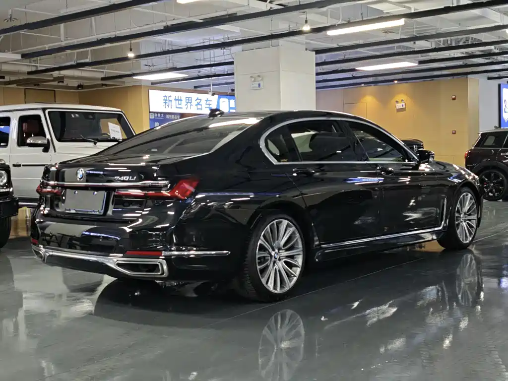 BMW 7 Series — миниатюра 11