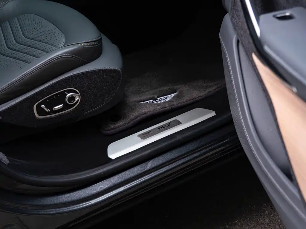 Aston Martin DBX — миниатюра 22