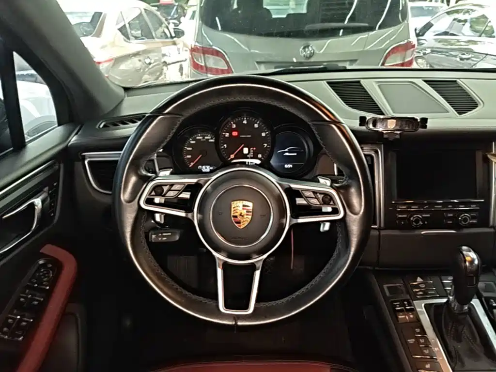 Porsche Macan — миниатюра 11