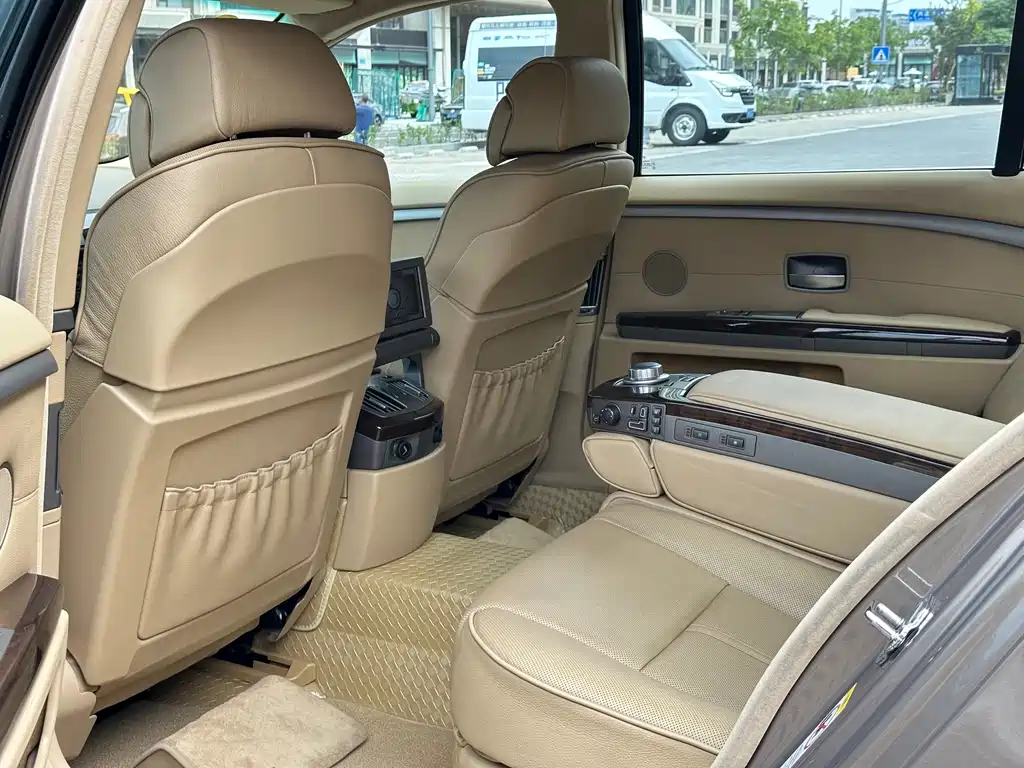 BMW 7 Series — миниатюра 16