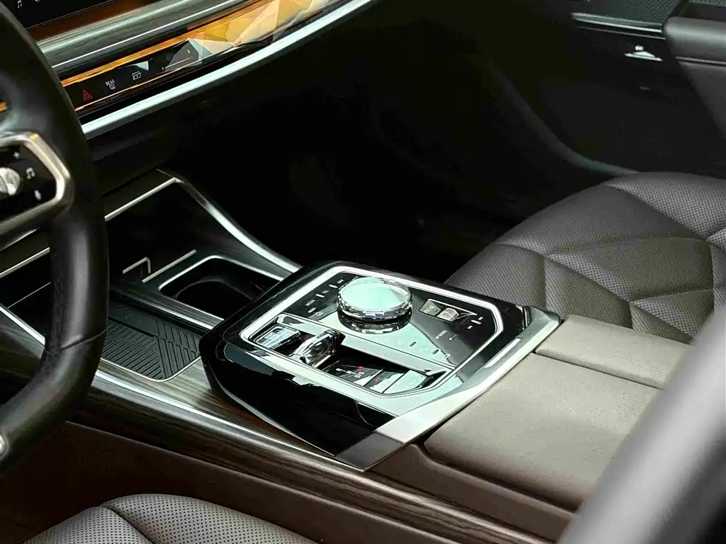 BMW 7 Series — миниатюра 11