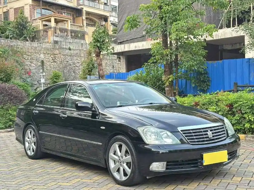 Toyota Crown — миниатюра 3