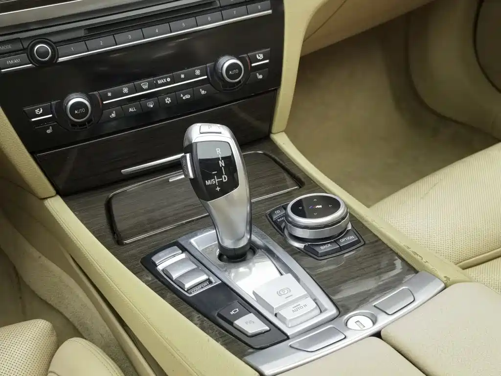 BMW 7 Series — миниатюра 13