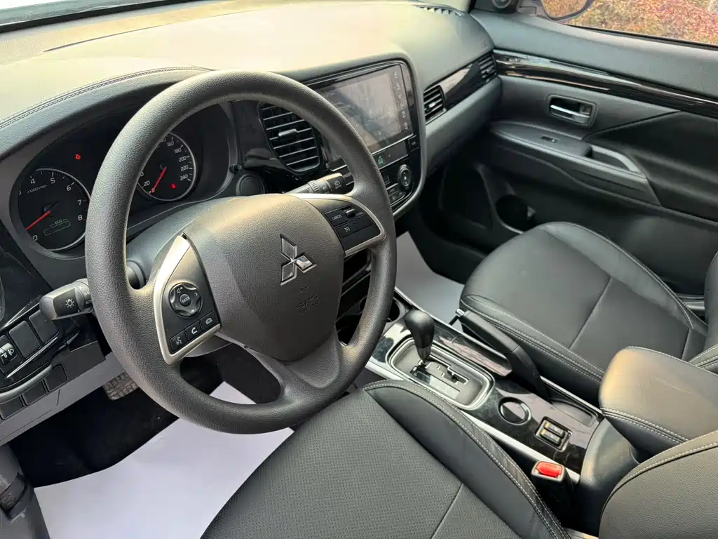 MITSUBISHI OUTLANDER