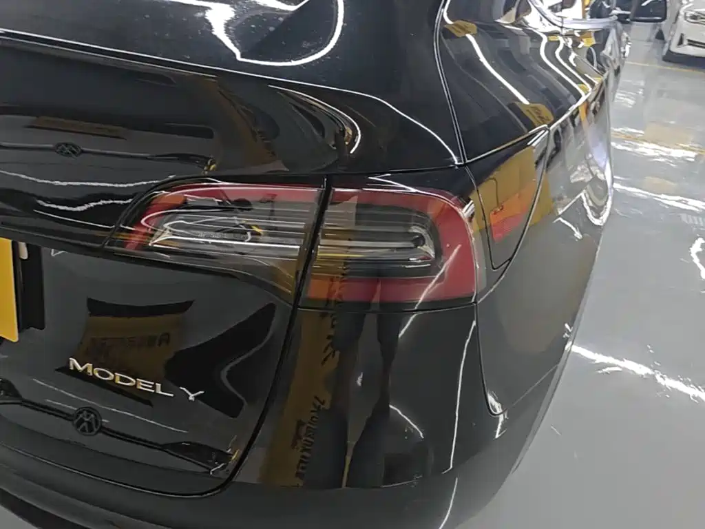Tesla Model Y — миниатюра 8