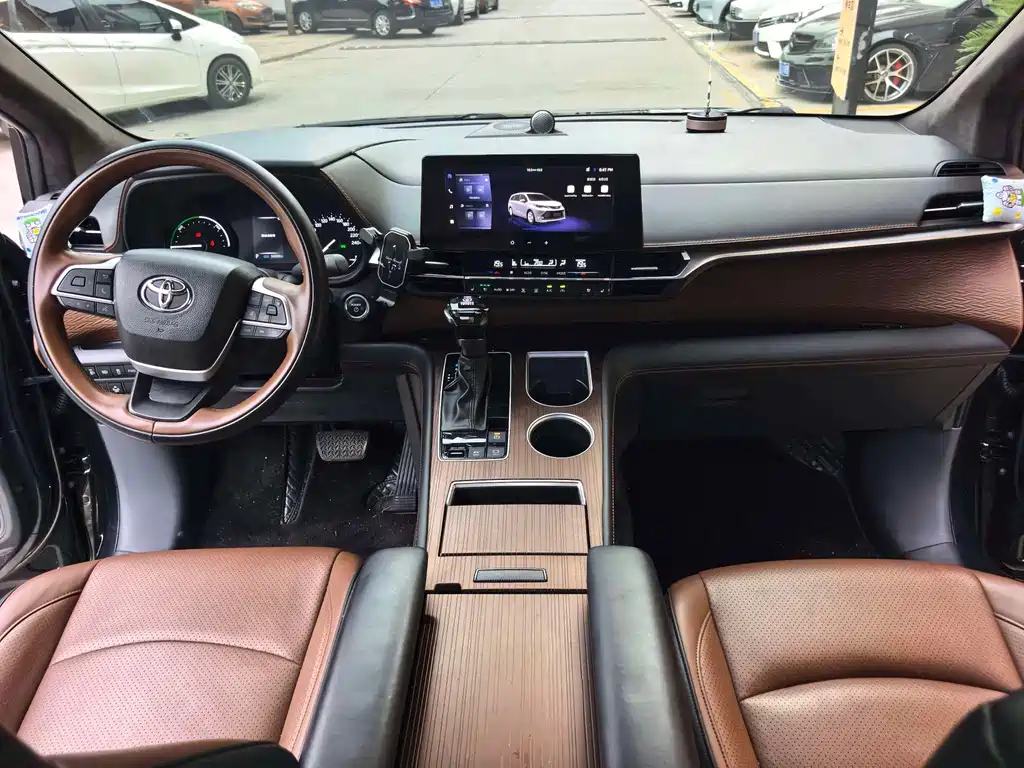 Toyota Sienna — миниатюра 8