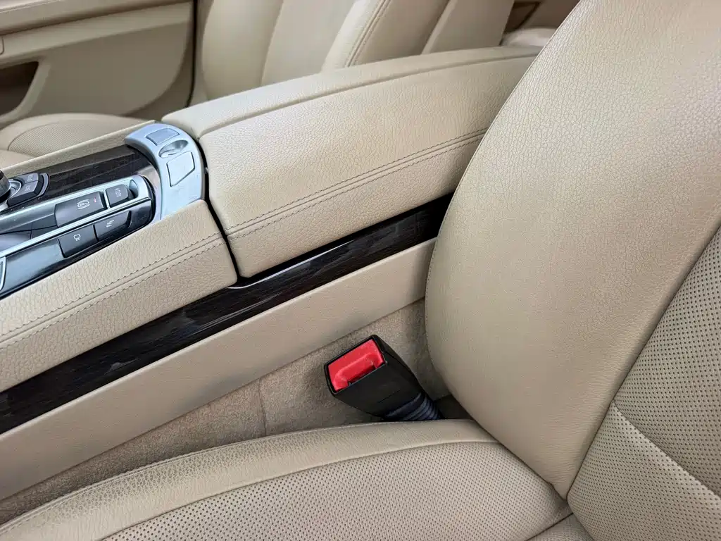 BMW 7 Series — миниатюра 8