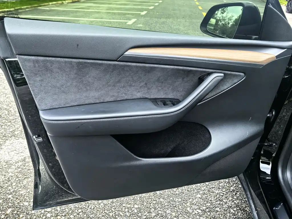Tesla Model Y — миниатюра 11