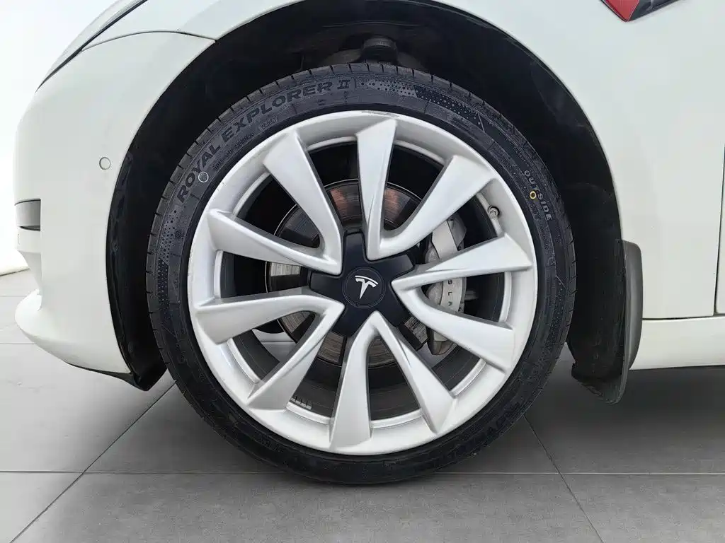 Tesla Model 3 — миниатюра 17
