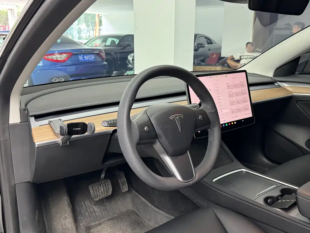 Tesla Model 3 — миниатюра 14