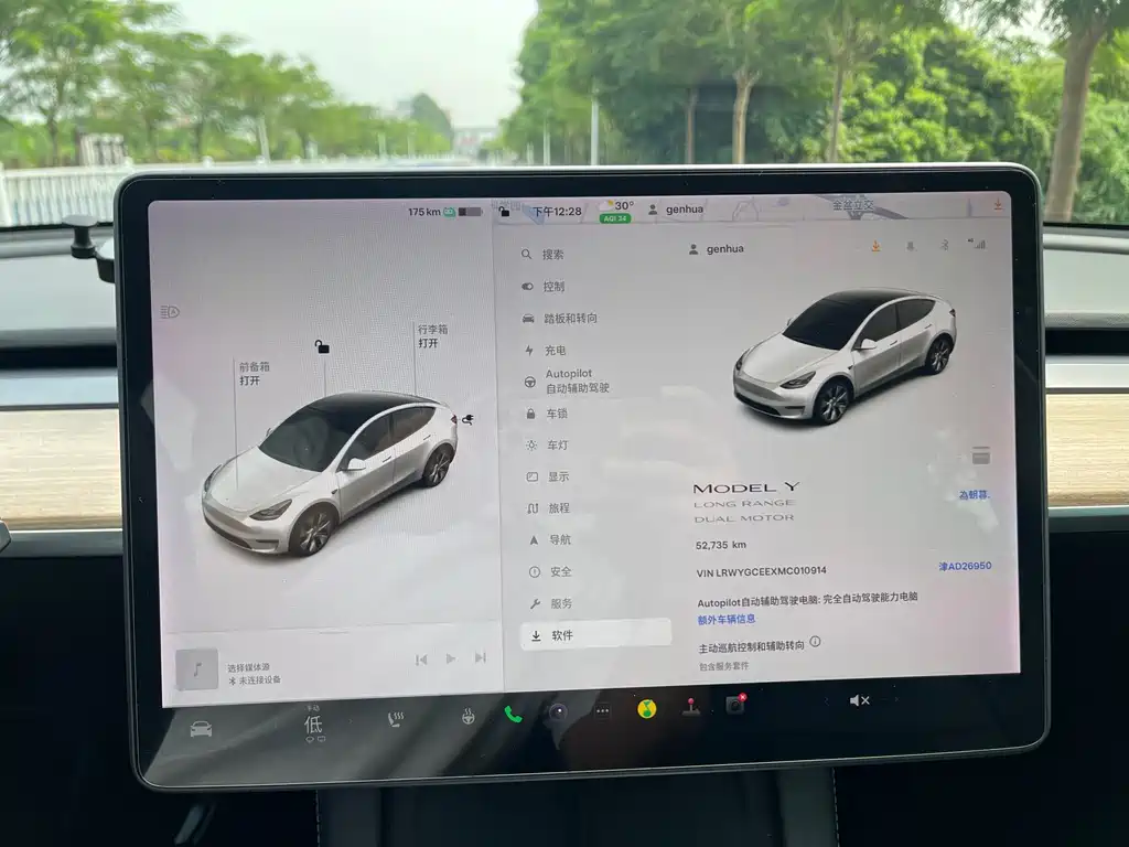 Tesla Model Y — миниатюра 24
