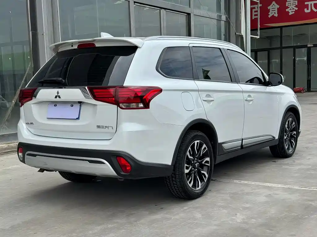 Mitsubishi Outlander — миниатюра 6