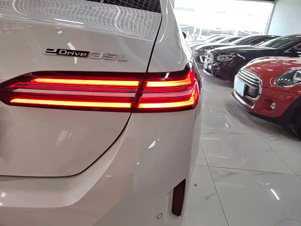BMW i5 — миниатюра 8
