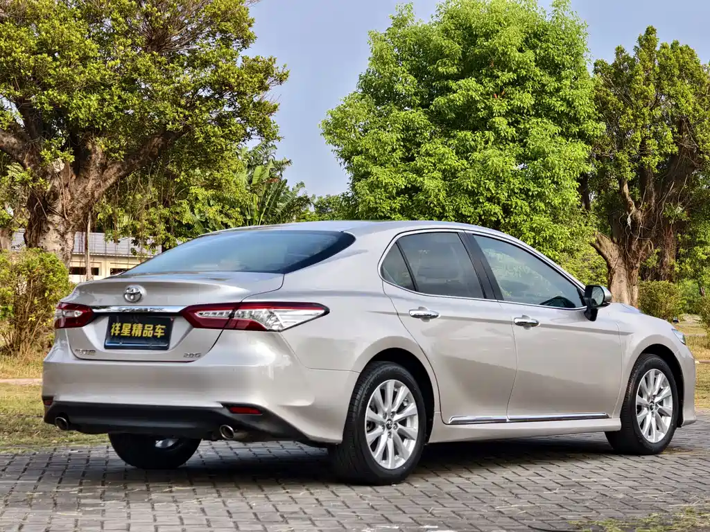Toyota Camry — миниатюра 12