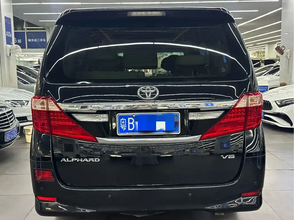 Toyota Alphard — миниатюра 8