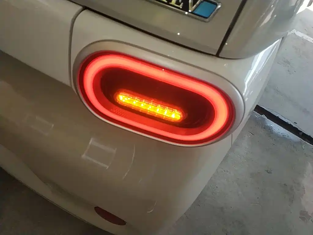 Wuling MINIEV — миниатюра 8