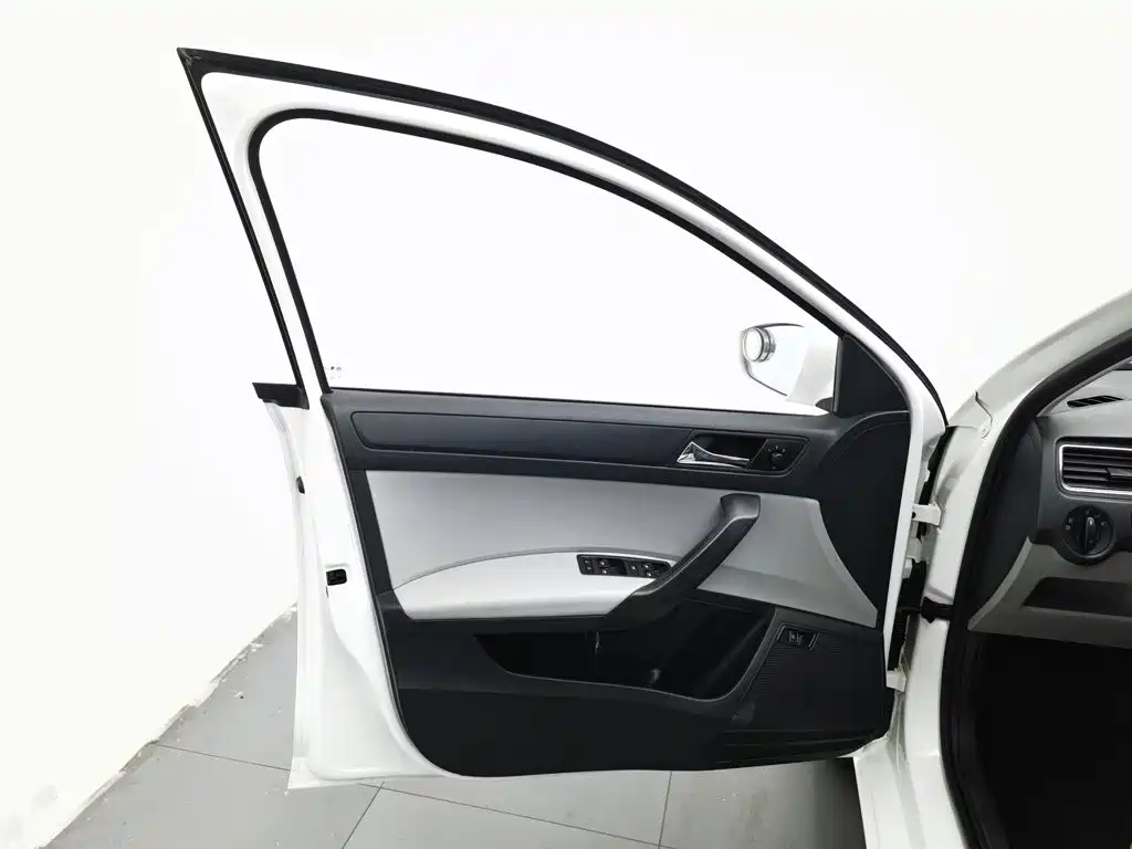 Skoda Rapid — миниатюра 8