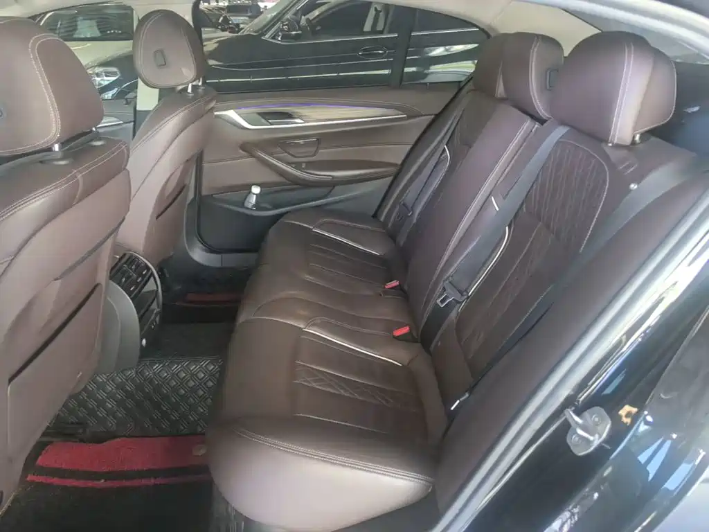 BMW 5 Series — миниатюра 17