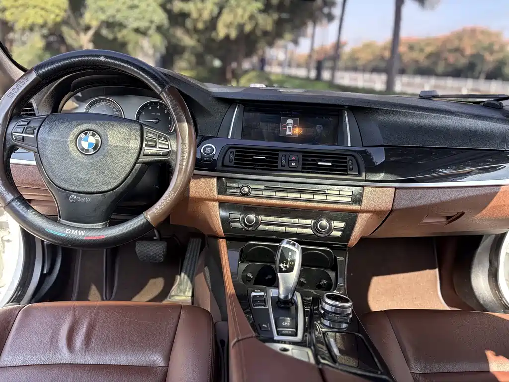 BMW 5 Series — миниатюра 11