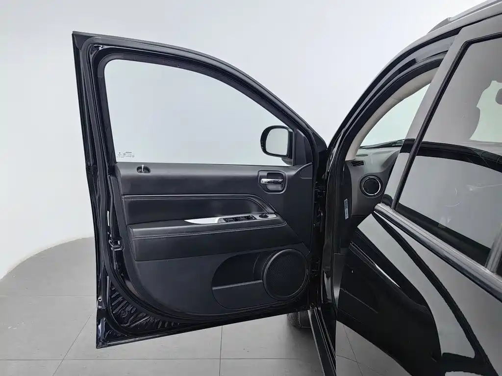 Jeep Compass (Import) — миниатюра 8